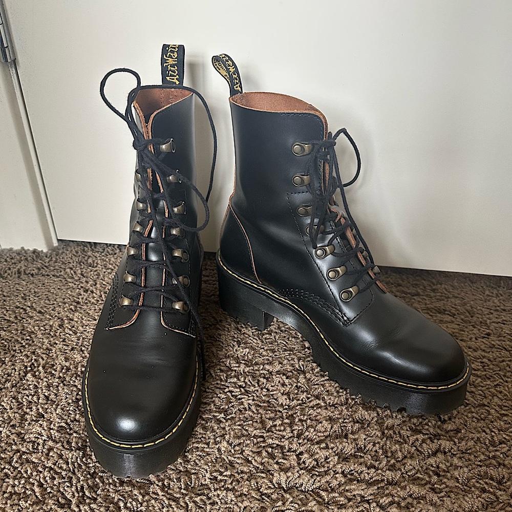 Dr. Martens Leona Boot